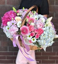 Цветочная композиция из Розы, Хризантемы, Пионы и Лизиантусы в корзине в Лозовом
