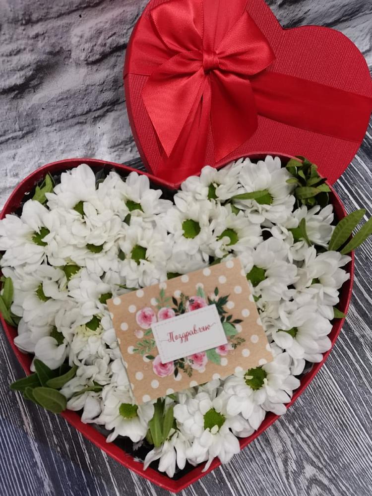 Цветочная композиция из Хризантемы в виде сердца в Лозовом